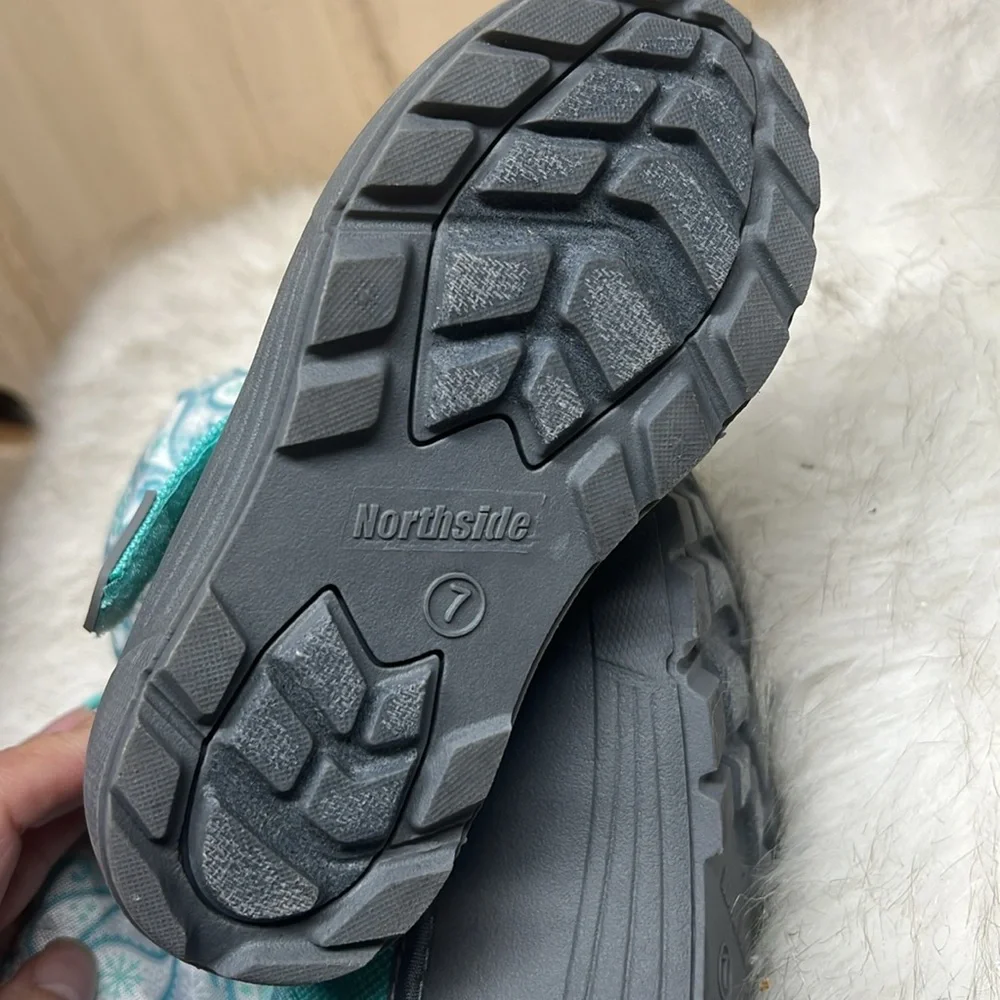 Girls size 7 Northside winter/snow boot. In like new condition. Teal and gray.
